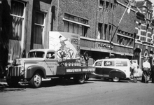 222410 Afbeelding van een reclamewagen voor Vredestein Banden en een Solex Service-autootje bij de Handelsbeurs ...